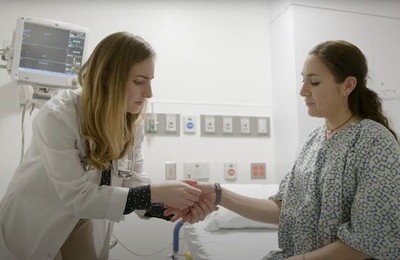 Кодирование Аквилонг в Ангарске Врач держит пациентку за руку