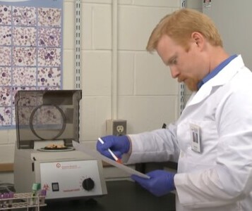 Клиника лечения наркозависимости в Ангарске Врач в кабинете клиники